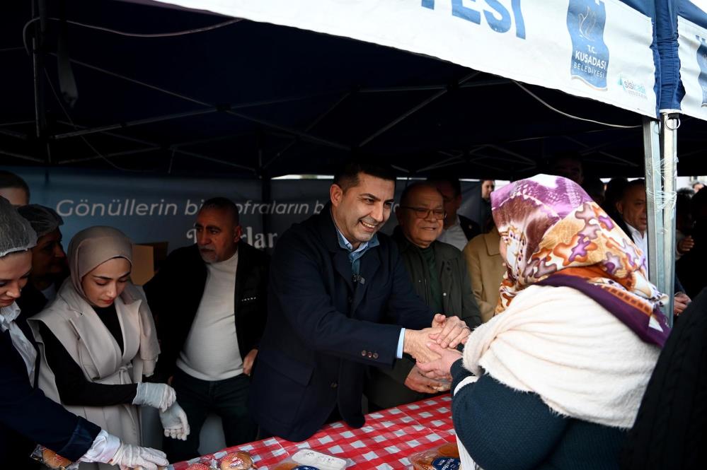 Aydın’ın Kuşadası ilçesinde düzenledikleri iftar sofrasında CHP’li belediye başkanları ile